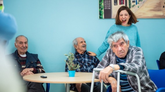 Η στιγμή που στα γηροκομεία ξεκίνησαν να τραγουδούν